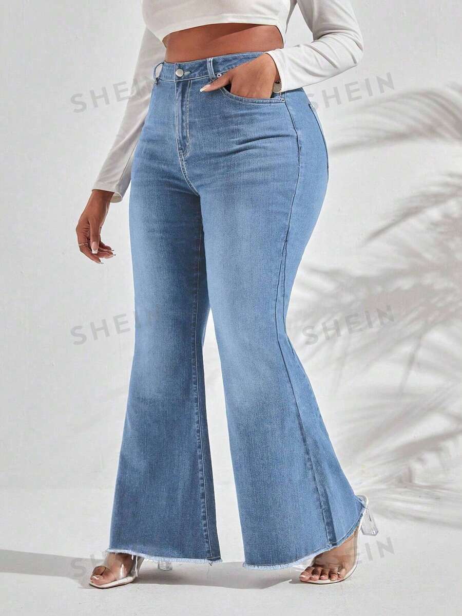 SHEIN SXY Pantalones vaqueros sencillos de pierna acampanada con borde sin rematar para uso diario en tallas grandes - Lavado ligero - Ver 1