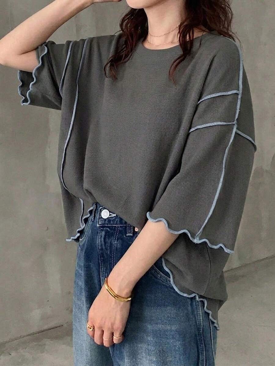 FRIFUL 女款寬鬆休閒對比色條紋圓領落肩上衣,百搭海灘穿搭校園風 - 深灰色 - 查看 1