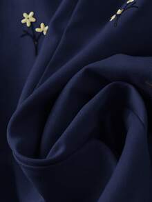 Modelyn 女款時尚刺繡口袋休閒長褲，適合日常穿著 - 藏蓝色 - 查看 5