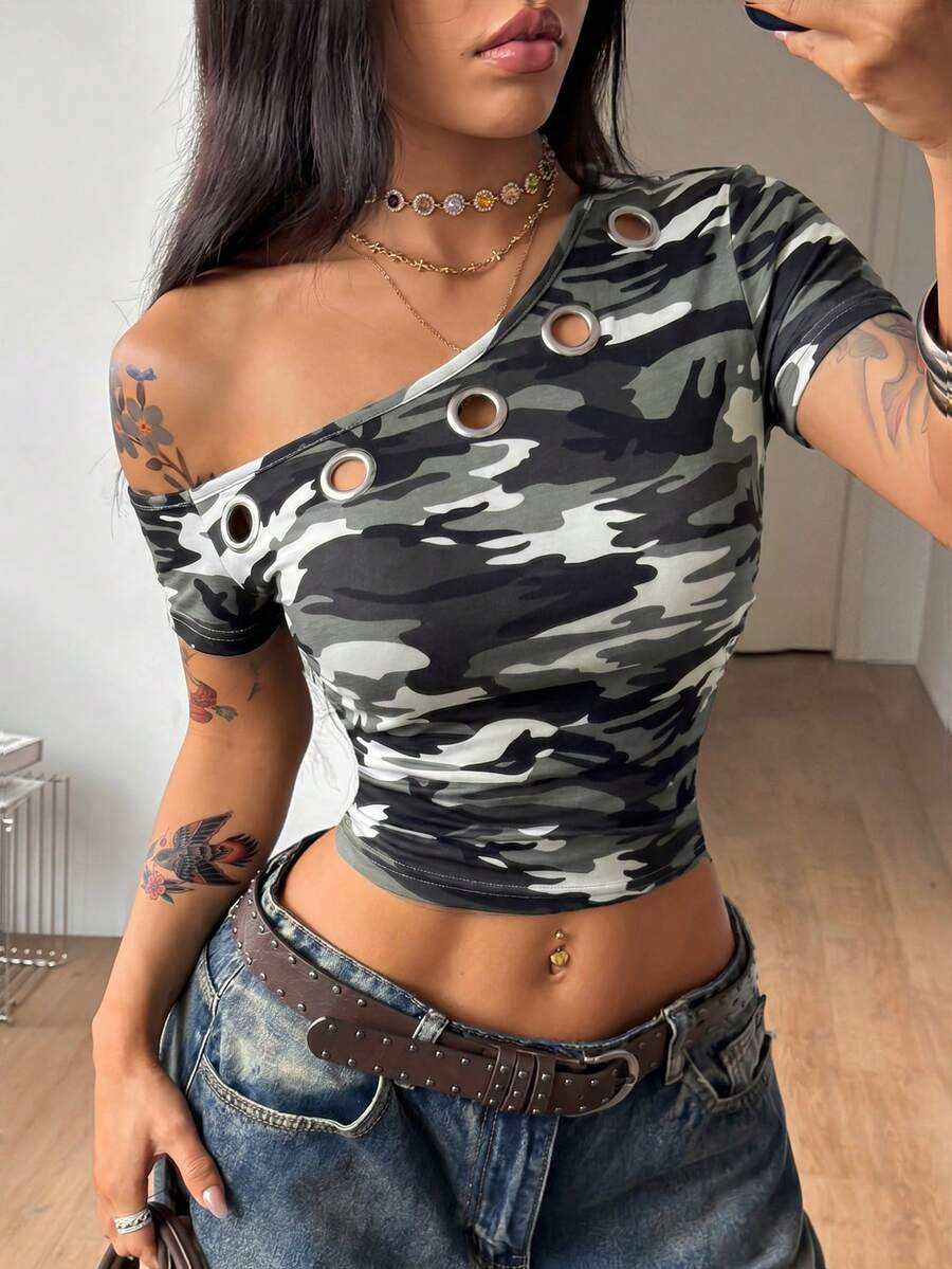 Coolane 女款春季街頭風 Grunge 哥德復古 Y2K 龐克風 黑色不對稱領貼身短袖 T-shirt,附金屬孔眼設計 - 彩色 - 查看 1