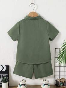 SHEIN Explorewe 小男孩字母印花單排扣短袖襯衫與短褲休閒日常套裝 - 軍綠色 - 查看 3