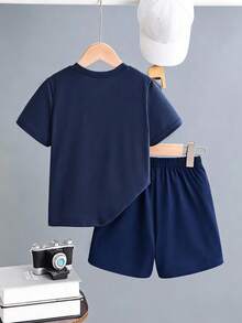 SHEIN Streecool Kids 小男孩百搭字母印花圓領短袖T恤與蝴蝶結抽繩短褲2件套 - 藏蓝色 - 查看 2