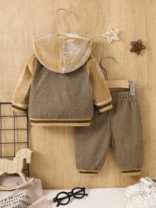 SHEIN Playful Pals 新生兒休閒學院風拼接字母印花夾克與純色長褲套裝 - 棕色 - 查看 4