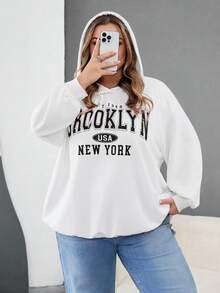 SHEIN CURVE+ 大尺碼女款休閒優雅寬鬆 90 年代極簡美式印花連帽長袖寬鬆衛衣 秋季度假 全身白色 畢業社團 - 白色 - 查看 8