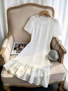GlowEve CURVE Vestido de talla grande con bordado blanco, línea A, manga corta, cuello redondo y bajo con volantes, primavera/verano - Blanco - Ver 1