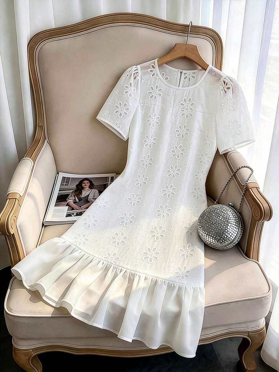 GlowEve CURVE Vestido de talla grande con bordado blanco, línea A, manga corta, cuello redondo y bajo con volantes, primavera/verano - Blanco - Ver 1