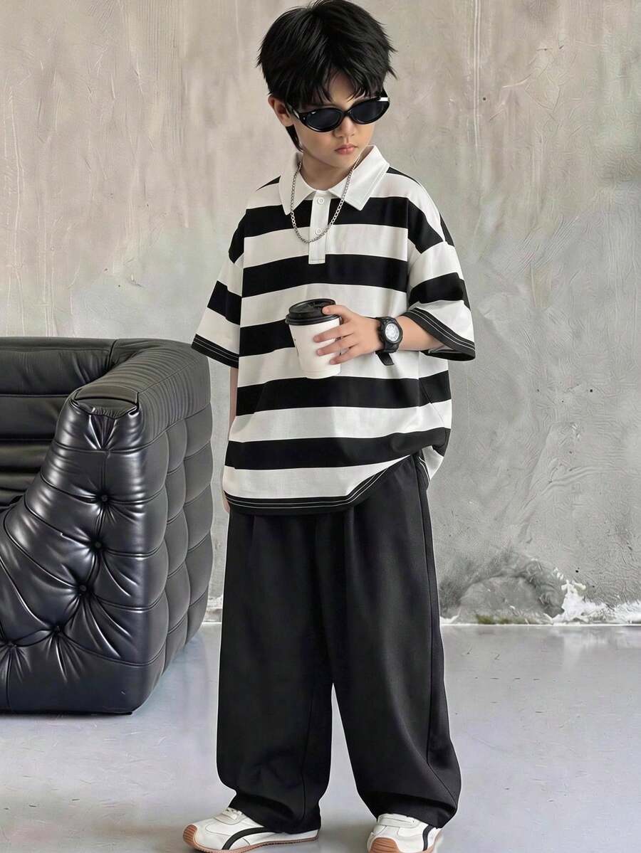 SHEIN 男童休闲条纹领拼接短袖T恤Polo衫搭配黑色运动裤套装，适合春夏季节、郊游、情人节、约会、旅行、度假、家庭聚会、返校、婚礼、晚宴、运动、生日派对等场合。