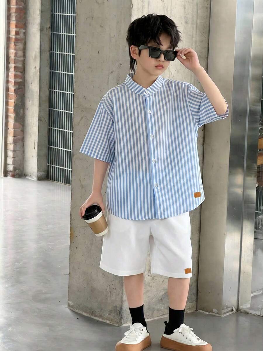 SHEIN 2件組兒童青少年男孩休閒日常舒適條紋立領鈕扣開襟寬鬆短袖襯衫與純色短褲梭織套裝,適合學校、花園、海灘、生日,適用春夏秋冬 - 藍白色 - 查看 1
