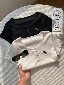 Comfortcana 女款騎士刺繡鈕扣半開襟短袖T恤 - 黑與白 - 查看 5