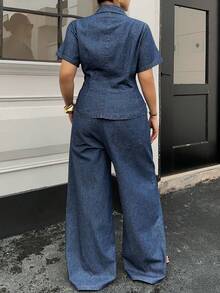 Dazy Plus Conjunto de traje de mezclilla de talla grande para mujer para primavera/verano: chaqueta de mezclilla de manga corta con cuello vuelto y pantalones anchos de pierna ancha de mezclilla - Azul lavado oscuro - Ver 2