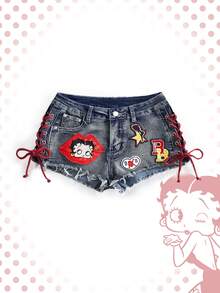Betty Boop | ROMWE 春夏 Y2K 聯名款唇形徽章刺繡對比色超低腰迷你毛邊牛仔短褲 - 藍色 - 查看 1