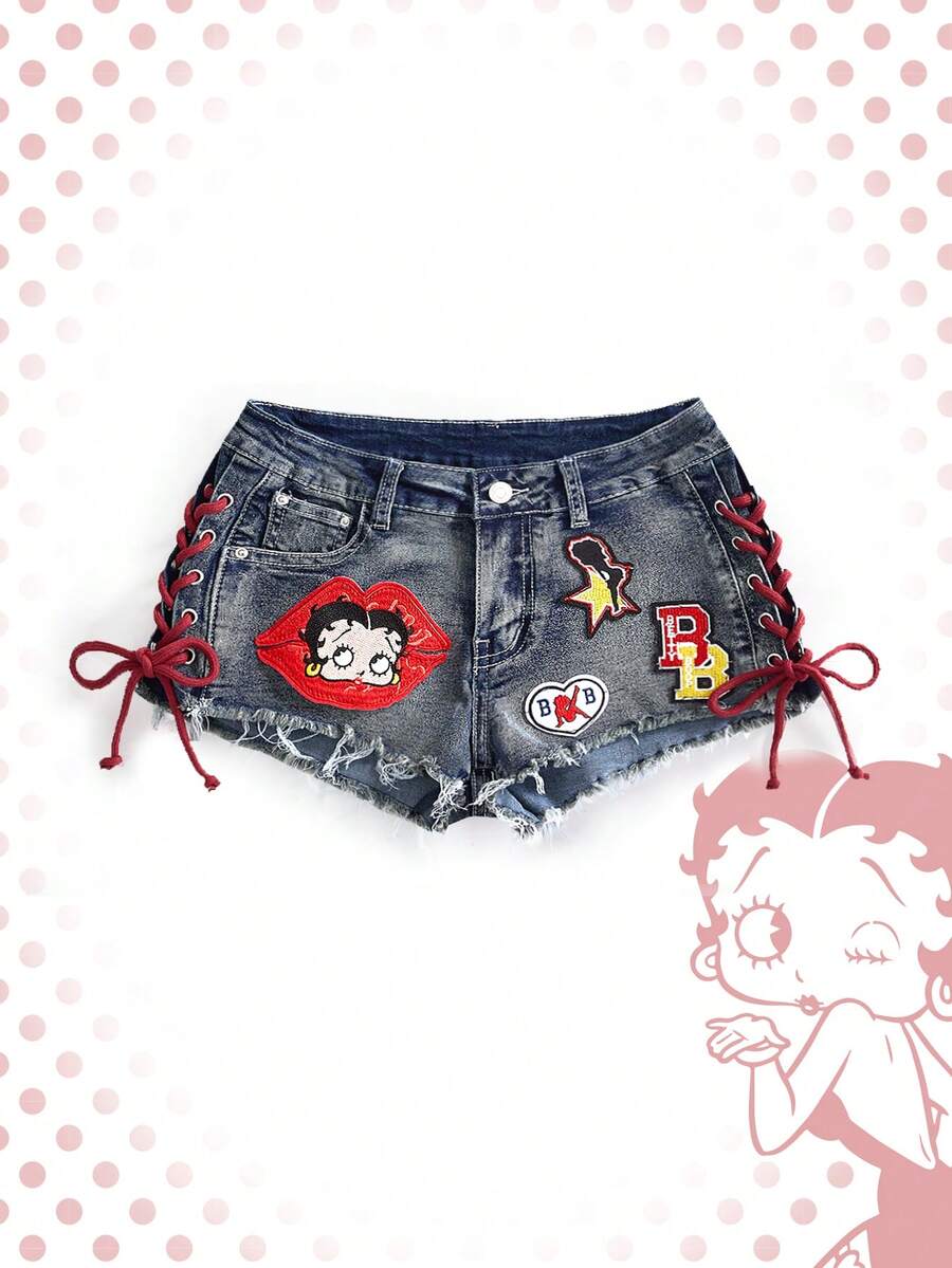 Betty Boop | ROMWE 春夏 Y2K 聯名款唇形徽章刺繡對比色超低腰迷你毛邊牛仔短褲 - 藍色 - 查看 1