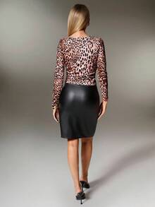 Nuvra Top sexy com estampado leopardo, patchwork, acabamento em renda vermelha, sem sutiã, acolchoado, decote profundo em V e manga comprida, estilo casual para festa de outono/inverno - Castanho Café - Ver 2