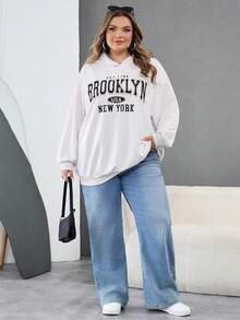 SHEIN CURVE+ 大尺碼女款休閒優雅寬鬆 90 年代極簡美式印花連帽長袖寬鬆衛衣 秋季度假 全身白色 畢業社團 - 白色 - 查看 6