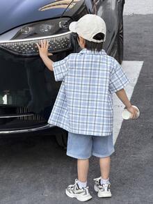 SHEIN Little Byeori 3件套儿童/青少年男孩可爱夏季百搭三件套：格子短袖衬衫、白色T恤、蓝色牛仔短裤，适合日常穿着、运动、郊游、上学、聚会、度假、拍照等场合。 - 白色 - 查看 3