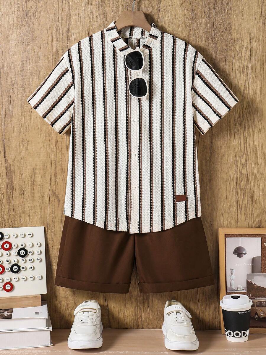 SHEIN 男童休閒通勤紋理條紋布料立領襯衫與紗染條紋短褲2件套,舒適時尚襯衫套裝 - 棕色 - 查看 1