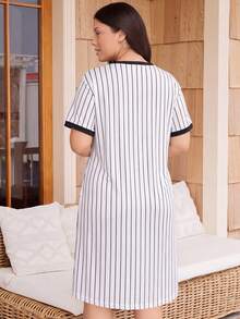 Doze Lane Contrast Color Striped Print Round Neck Pullover Short Sleeve Plus Size Nightgown - Black and White - View 2