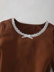 SHEIN 少女 Coquette 風棕色抓絨內裡修身長袖 T 恤，蕾絲飾邊蝴蝶結設計，純色保暖著熱套頭上衣，秋冬服飾 - 棕色 - 查看 4