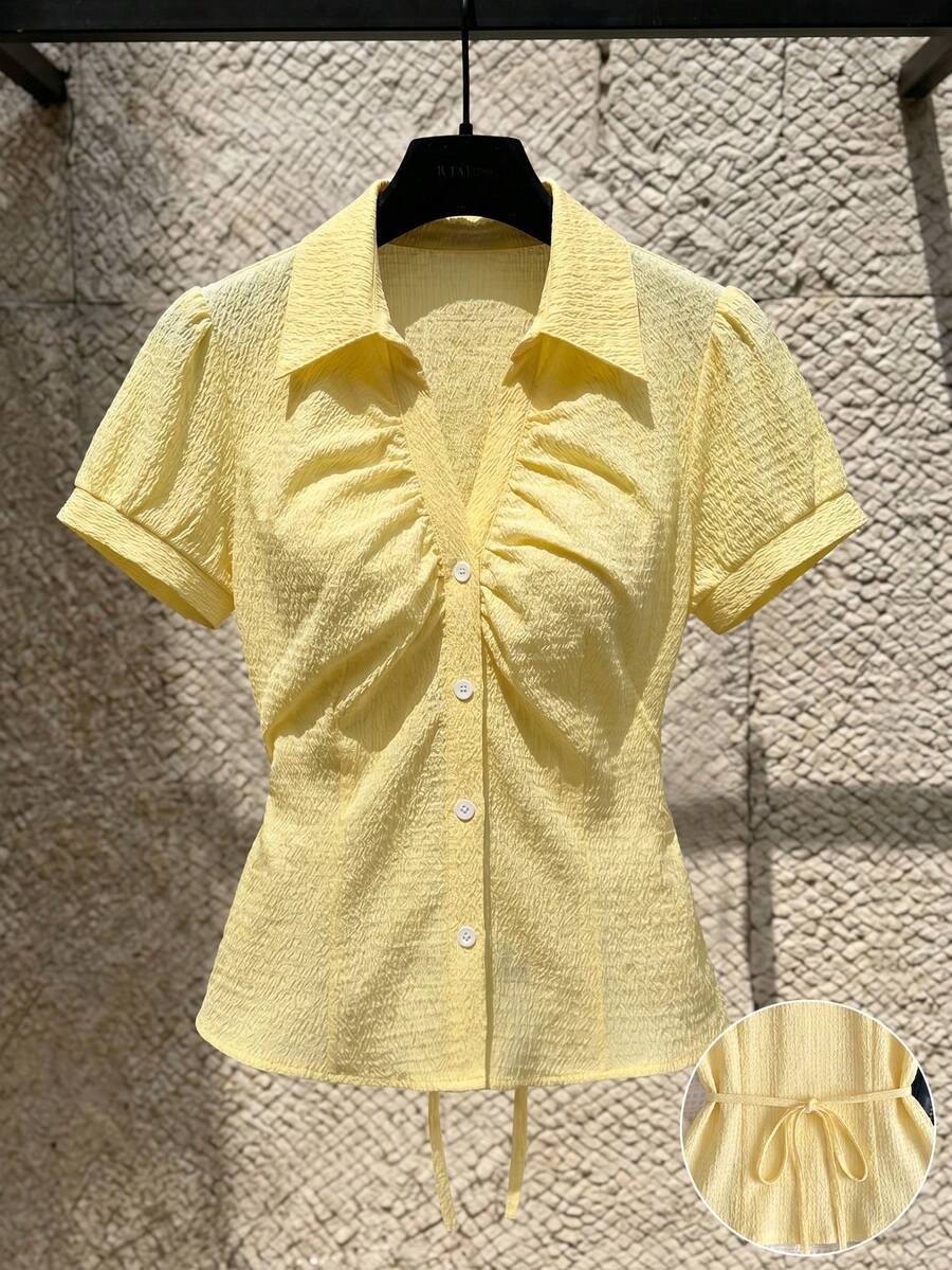 SHEIN Franclia 女款常規短袖上衣,襯衫領,鈕扣開襟,前開襟設計,紋理面料,百褶設計,優雅大方,同色系綁帶;舒適休閒,適合約會、朋友聚會、家庭聚會、用餐;逛街購物,時尚性感街頭風,街頭穿搭 - 黃色 - 查看 1