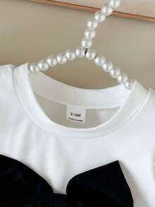 SHEIN Vintaside Kids 6-9M-2-3Y 嬰兒女童 2件套甜美蝴蝶結裝飾飛袖圓領上衣 & 彈性腰波點印花開衩下擺短褲，適合日常穿著、聚會及其他場合 - 黑與白 - 查看 5