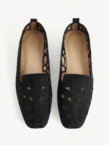 CUCCOO CHICEST 黑色鏤空花卉刺繡優雅度假女款樂福鞋 方頭平底 - 暗黑 - 查看 2