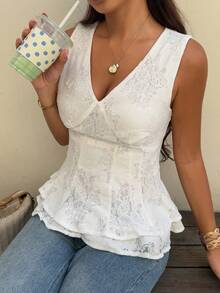 Attriella 度假假日夏季V領無袖白色花卉蕾絲荷葉邊下擺修身女款背心上衣，優雅浪漫，適合早午餐約會 - 白色 - 查看 6