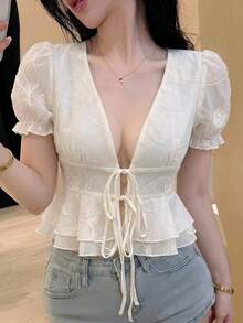 Joudiya 女款夏季白色蕾絲歐根紗荷葉邊開襟襯衫，休閒街頭婚禮風收腰繫帶短袖上衣 - 白色 - 查看 4