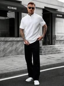 Manfinity CasualCool 男士立領 Polo 衫，針織提花面料，休閒日常穿著，時尚百搭風格 - 白色 - 查看 1
