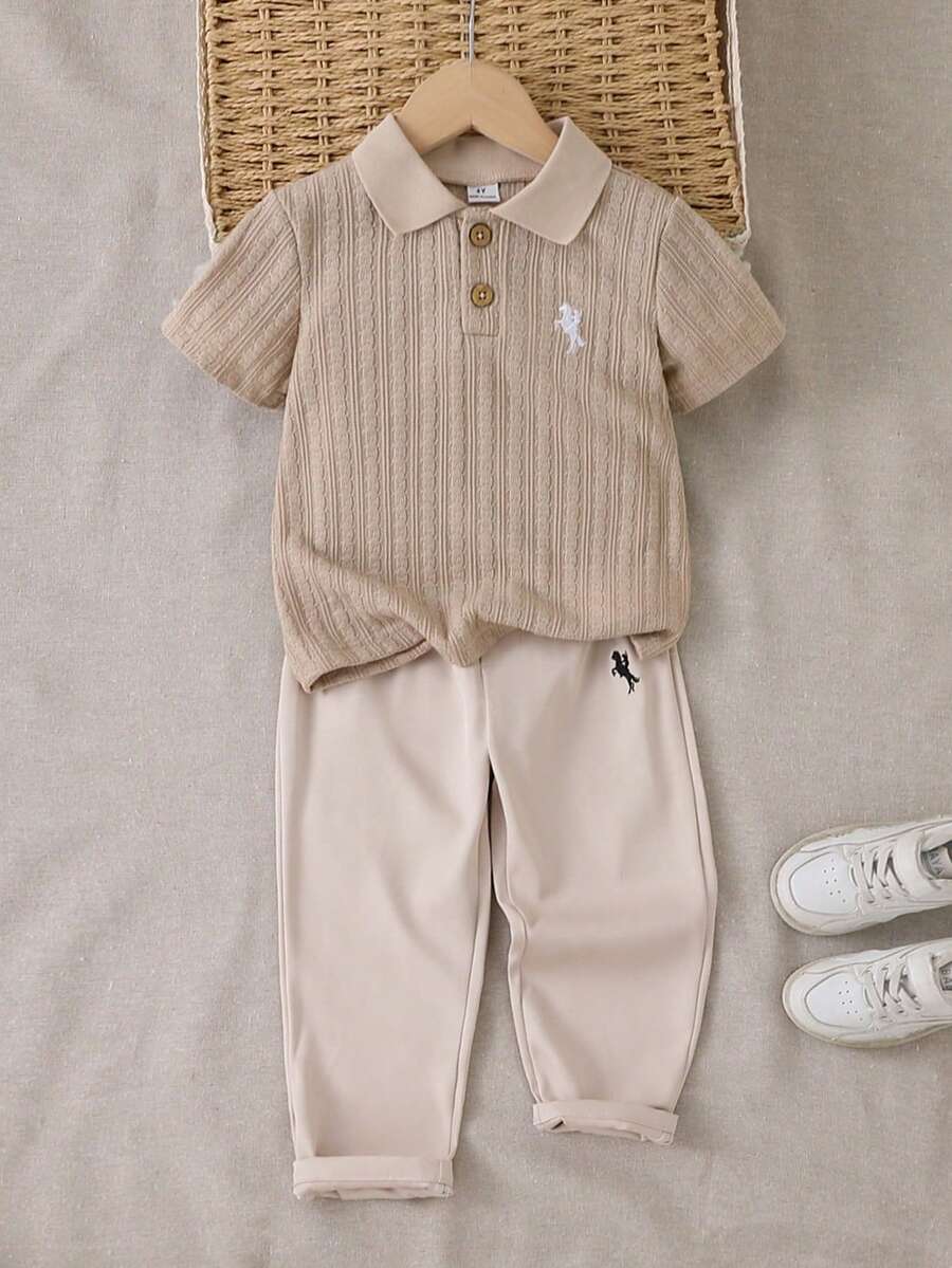 SHEIN 2件組小男孩時尚百搭紋理針織布刺繡短袖POLO衫搭配鬆緊腰長褲套裝,適合日常穿著、戶外、度假、購物、派對、攝影等多種場合 - 卡其色 - 查看 1