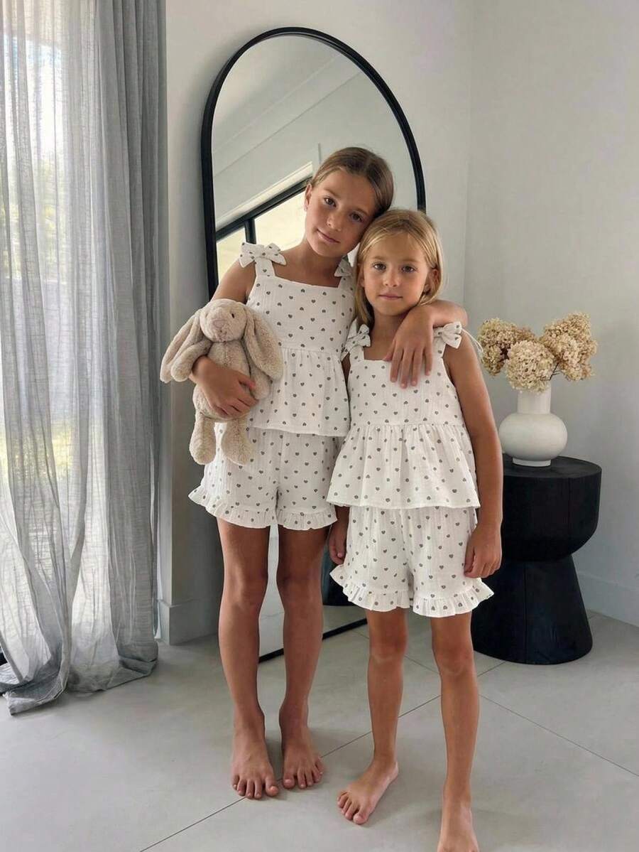 SHEIN Elladie kids 女童 2 件套 蝴蝶結裝飾肩帶拼接下擺背心上衣 愛心圖案印花短褲 舒適純棉 夏季套裝 - 黑與白 - 查看 1