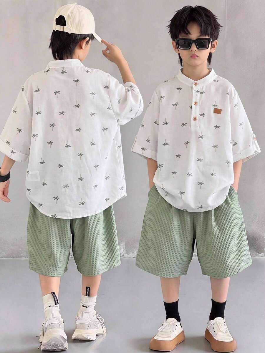 SHEIN 2件組兒童青少年男孩卡通椰子樹印花小領短袖半開襟襯衫 & 豆綠色短褲，老錢風夏季，夏季上衣，海灘週末，夏季穿搭，男孩套裝兒童套裝，適用於春季/夏季，外出，情人節，約會，旅行，度假，家庭聚會，開學，婚禮季節，晚餐，運動，生日派對