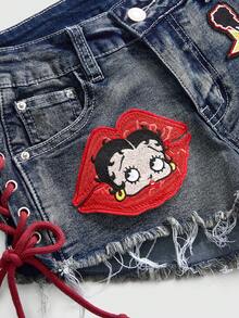 Betty Boop | ROMWE 春夏 Y2K 聯名款唇形徽章刺繡對比色超低腰迷你毛邊牛仔短褲 - 藍色 - 查看 3