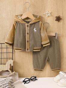 SHEIN Playful Pals 新生兒休閒學院風拼接字母印花夾克與純色長褲套裝 - 棕色 - 查看 3