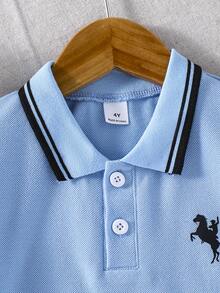 SHEIN Genkimix Kids 男童Polo衫，蓝色针织棉Polo衫，翻领马匹印花，黑色条纹休闲舒适上衣，夏季新品系列 - 藍色 - 查看 5