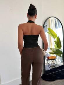 leahseptember 女款無袖露背修身休閒背心，夏季時尚掛脖上衣，黑色露背掛脖上衣 - 黑色 - 查看 4