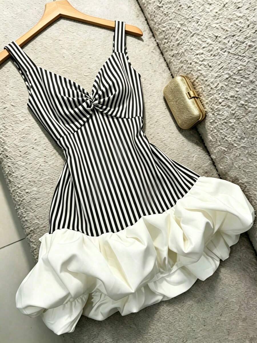 SHEIN Franclia 對比色抹胸抓皺細肩帶洋裝,黑白拼接,泡泡裙擺,修身短版。Y2K風格夏季無袖V領洋裝,適合派對、夜店穿著 - 黑與白 - 查看 1