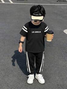 Genkimix Kids 2件組男童夏季圓領休閒印花T恤與側邊設計收口長褲套裝，適合日常戶外穿著 - 黑色 - 查看 3