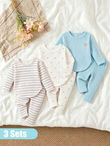 SHEIN 【Fresh 條紋愛心兒童套裝】三色可選羅紋布料上衣搭配同款長褲，簡約圓領搭配精緻愛心裝飾，舒適親膚，輕鬆為寶寶打造可愛柔和造型 - 藍色 - 查看 3