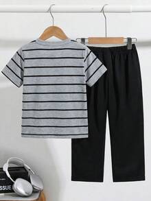 SHEIN Little Byeori 兒童小男孩字母印花條紋短袖T恤與長褲休閒日常套裝 - 彩色 - 查看 2