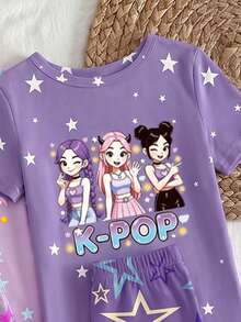 【隨機發送1套】女嬰春夏時尚酷感K-POP女團圖案印花 淺粉色與紫色清新配色 針織面料 舒適柔軟 高彈力 修身 UV光感發光圓領短袖長褲兩件套家居服睡衣 - 彩色 - 查看 4