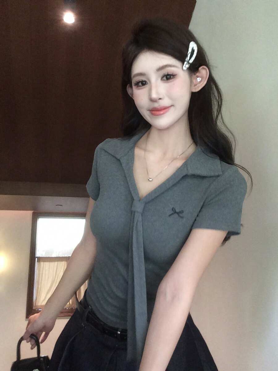 DAZY 女款韓式刺繡緞帶波羅領短袖T恤 - 灰色 - 查看 1