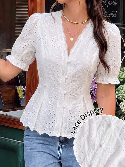 Modelyn Áo kiểu dáng mới mùa Xuân/Hè: Cổ chữ V, màu trắng, thêu họa tiết, khoét lỗ, thắt eo.