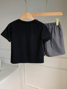 SHEIN 兒童小男孩休閒簡約字母卡通角色印花短袖T恤短褲套裝 - 彩色 - 查看 3
