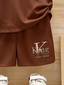 小男孩 2 件套簡約時尚拼色條紋字母 KING 印花短袖 T 恤與字母 King 印花短褲套裝，適合夏季外出 - 彩色 - 查看 4