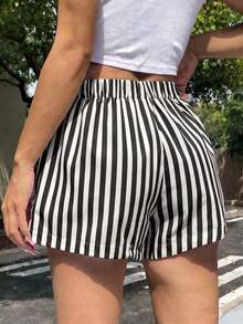 SHEIN LUNE 女款夏季字母印花圓領T恤與條紋拼色短褲兩件套 - 黑色 - 查看 7