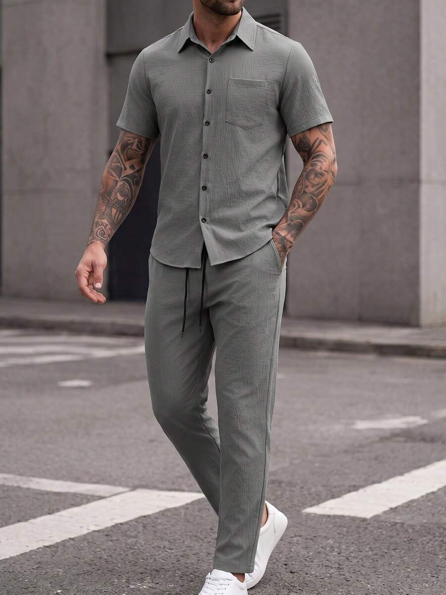 Manfinity CasualCool 男士純色短袖口袋襯衫與長褲休閒套裝 - 深灰色 - 查看 1