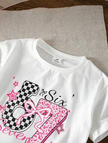 SHEIN 2件組女童幼兒彩色度假風活力卡通蝴蝶結與數字印花粉色短袖T恤搭配粉色豹紋印花短褲套裝，適合夏季日常穿著與外出 - 粉色 - 查看 2