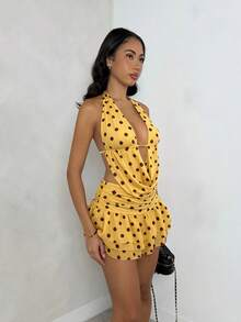 SHEIN Glamour 黃色與棕色波點掛脖深V領上衣 + 荷葉邊迷你裙，女款辣妹套裝 - 彩色 - 查看 4