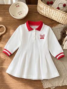 Vintaside Kids 女童春季學期校服風紅白撞色 Polo 領長袖修身連身裙，胸前飾有精緻櫻桃刺繡，呈現田園甜美且活潑的運動風；珍珠刺繡針織面料，修身 A 字裙擺，紅白羅紋袖口增添校園細節，適中厚度，適合日常出遊、兒童節、學校活動、生日派對及其他節慶場合 - 紅白色 - 查看 4