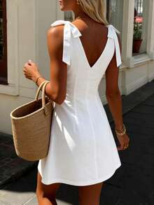 Modelyn Abito mini a-line con scollo a v e vita annodata, design con spalline a fiocco, dolce e adatto per vacanze al mare - Bianco - Visualizzare 2